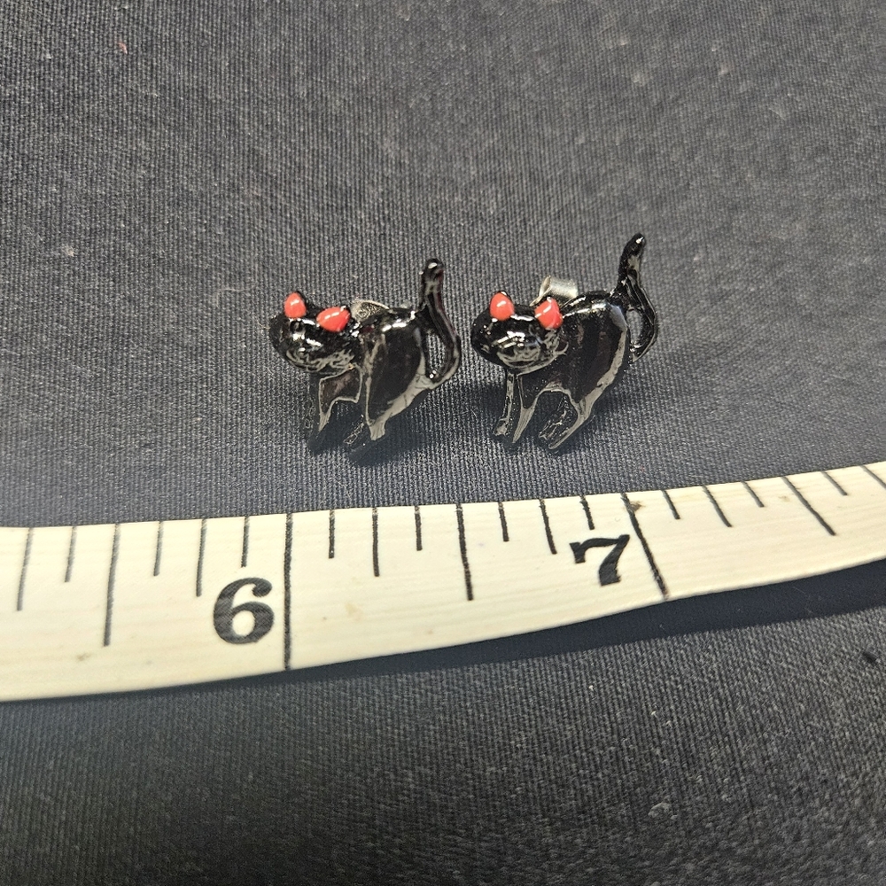 Vintage Black Cat Stud Earrings - Picture 4 of 6